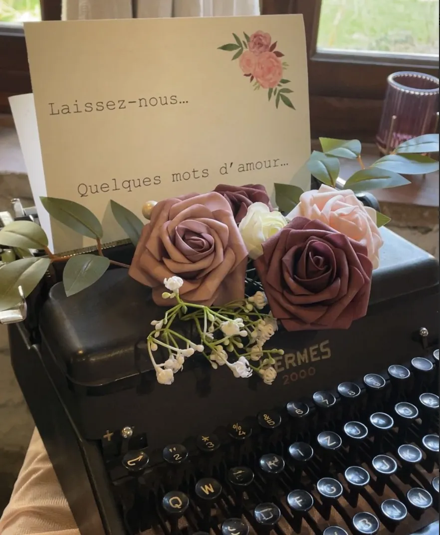 une machine à écrire pour laisser un mot tendre lors d'un mariage