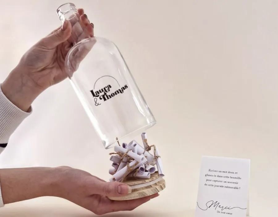 une bouteille remplie de petits mots de proches