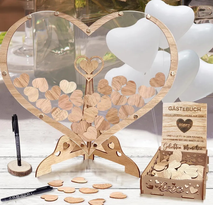 un coeur transparent rempli de coeurs en bois