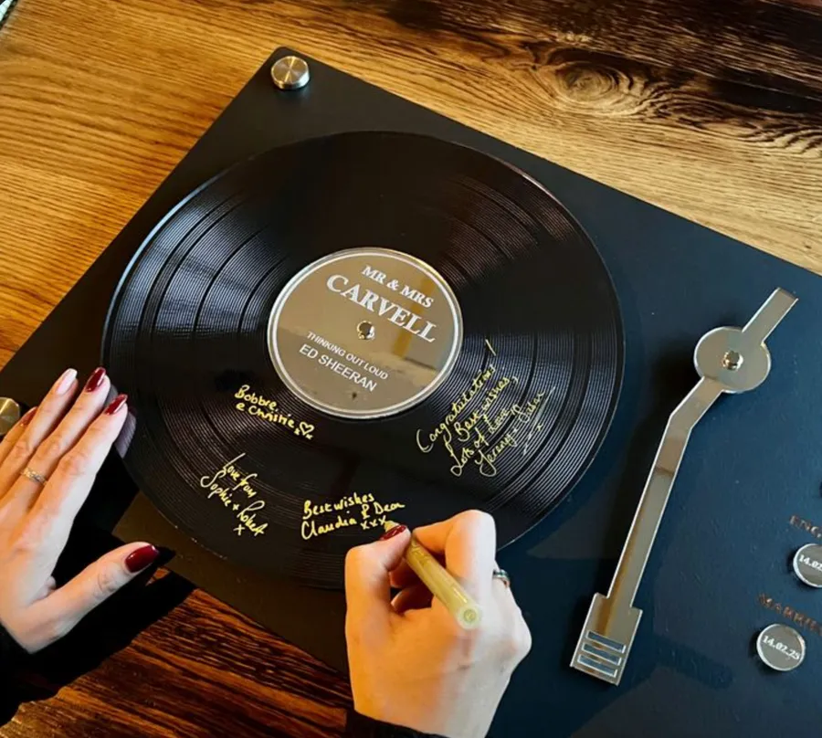 vinyles à signer en guise de livre d'or