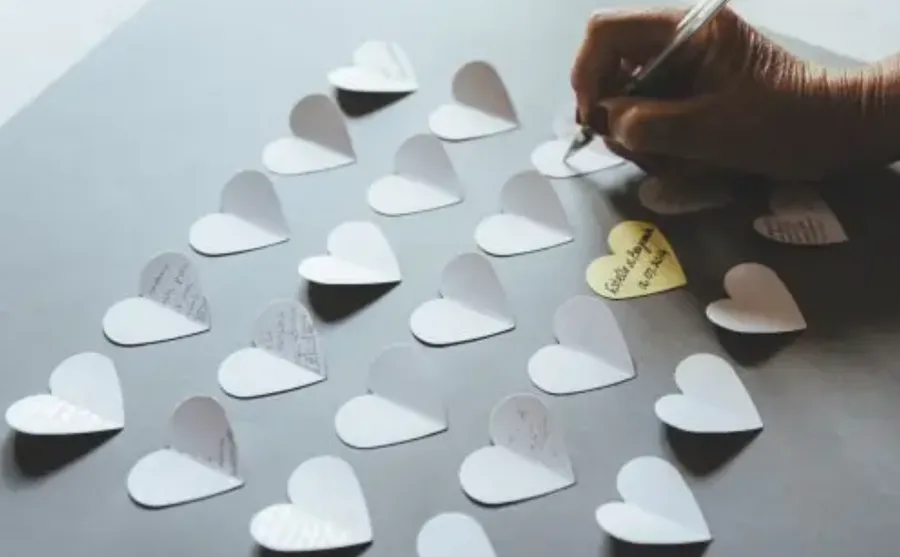 une toile avec des post it signés par les convives