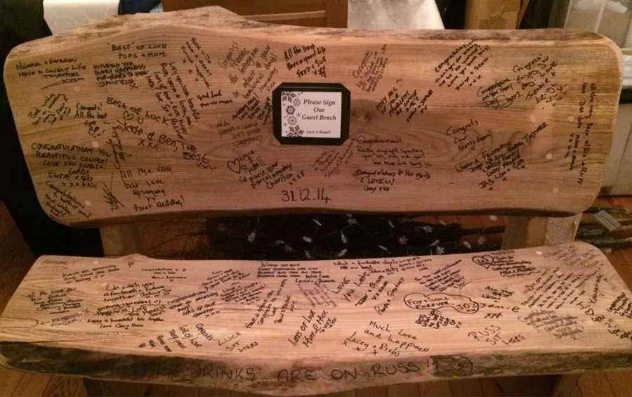 un banc en bois avec plein de mots manuscrits