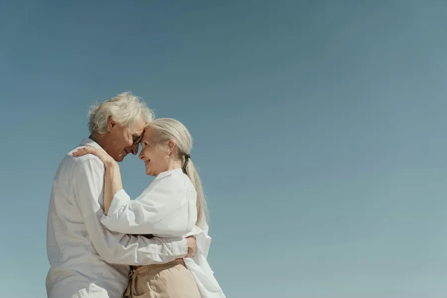 un couple de retraités qui se caline