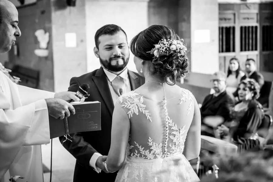 mari et femme à l'église, prononçant leurs voeux de mariage yeux dans les yeux