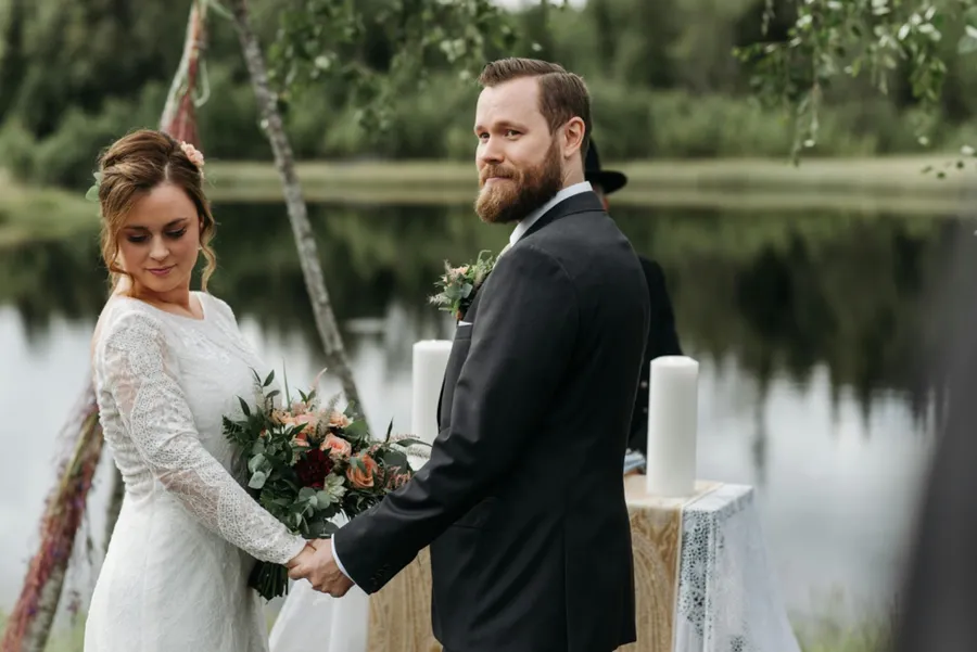 mari et femme qui se tiennent la main le jour de leur mariage.
