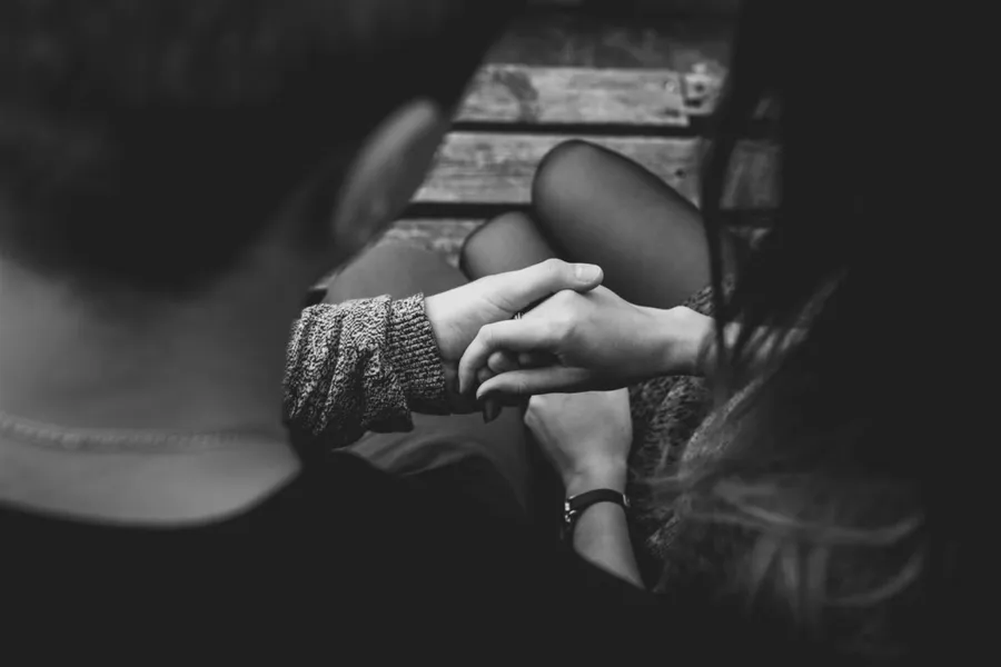 couple qui se tient les mains