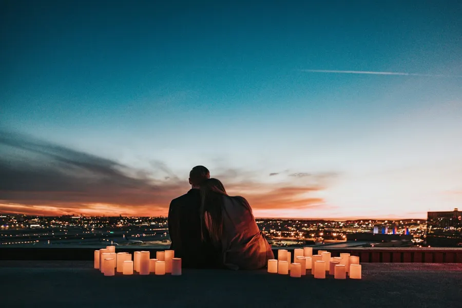couple qui regarde une vue la nuit