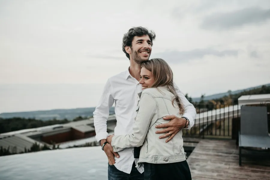 couple heureux et s'enlacent