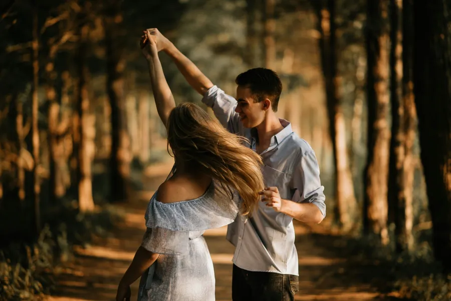 couple qui danse dans les bois