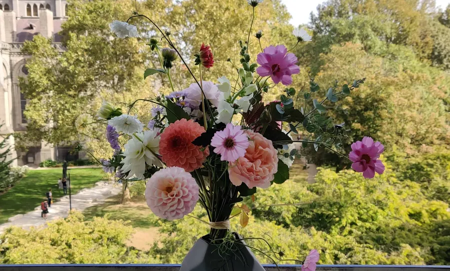 bouquet de fleurs devant une église