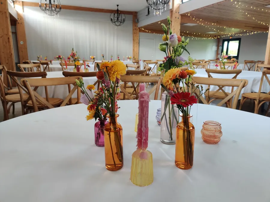 décoration fleurie sur une table de mariage