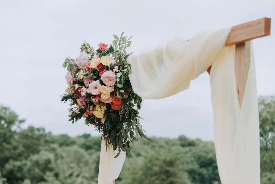 une arche de fleurs de mariage
