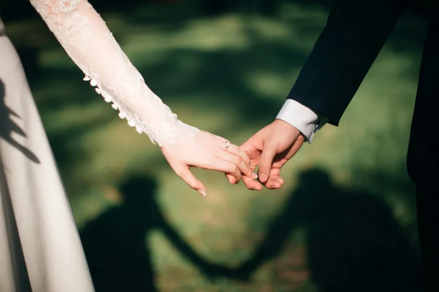 couple de mariés qui se tient la main
