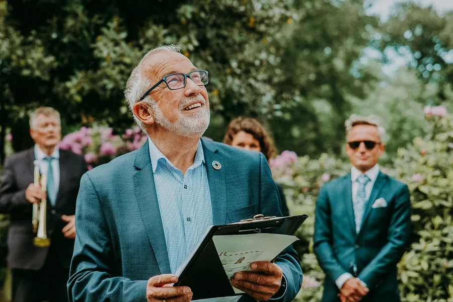 Un père qui s'apprête à lire un discours de mariage à sa fille