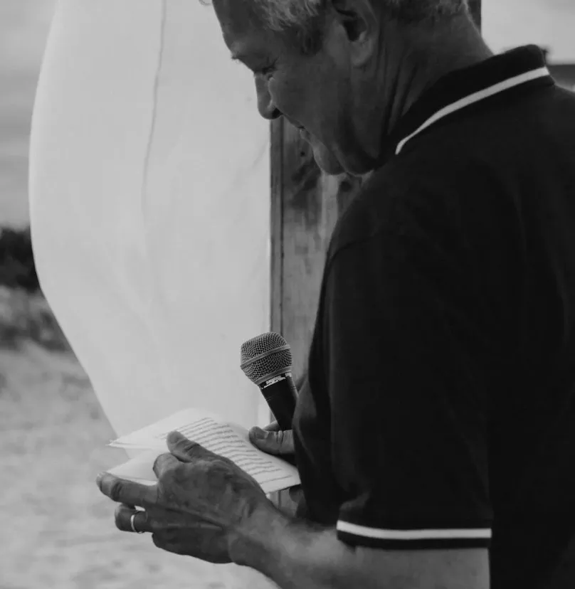 un père qui prononce un discours de mariage à son fils