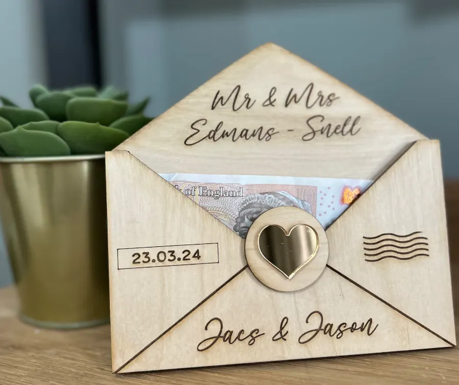 une enveloppe de mariage en bois