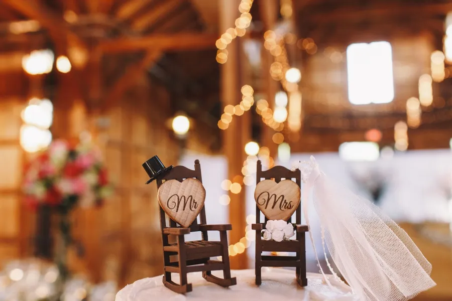 Décor de gâteau de mariage : deux chaises à bascule avec Mr et Mes