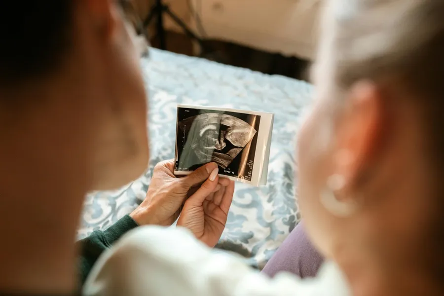 Un couple qui regarde une échographie