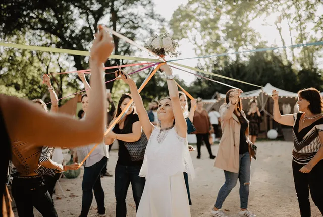 Le jeu du ruban : une activité fun et ludique pour animer votre mariage