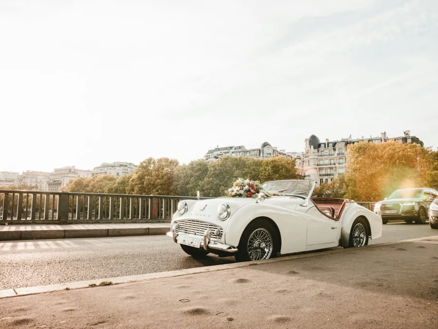 voiture de mariage blanche vintage