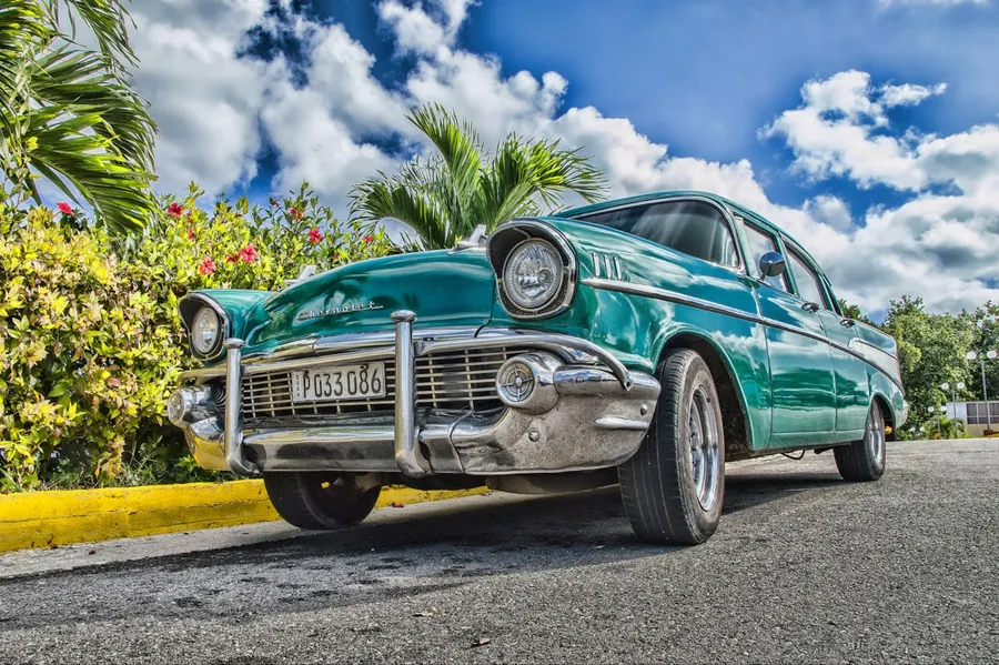 une voiture vintage bleue