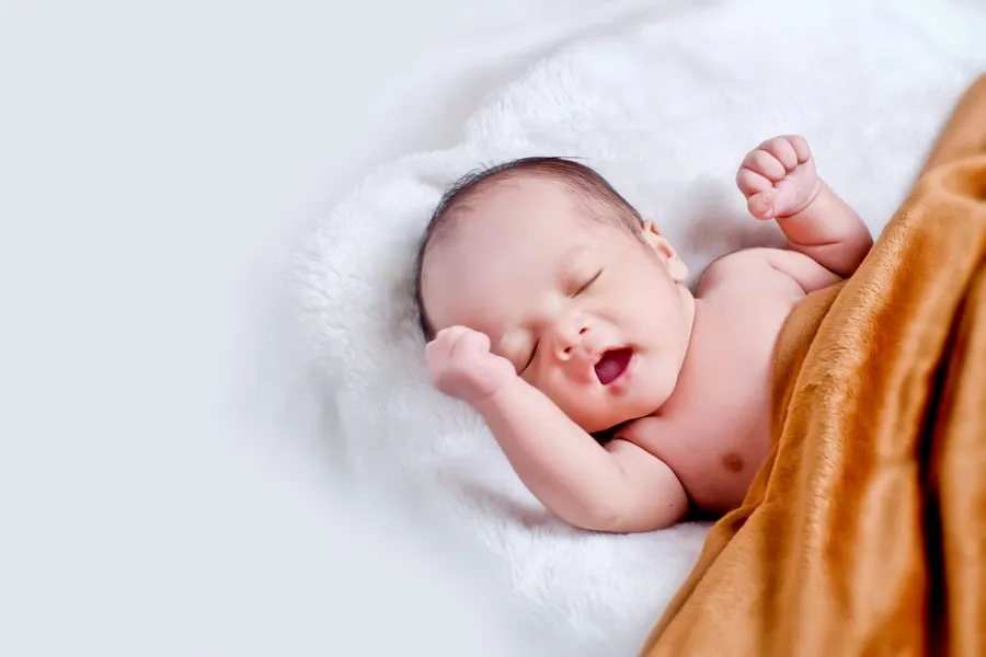 un petit nourrisson qui dort