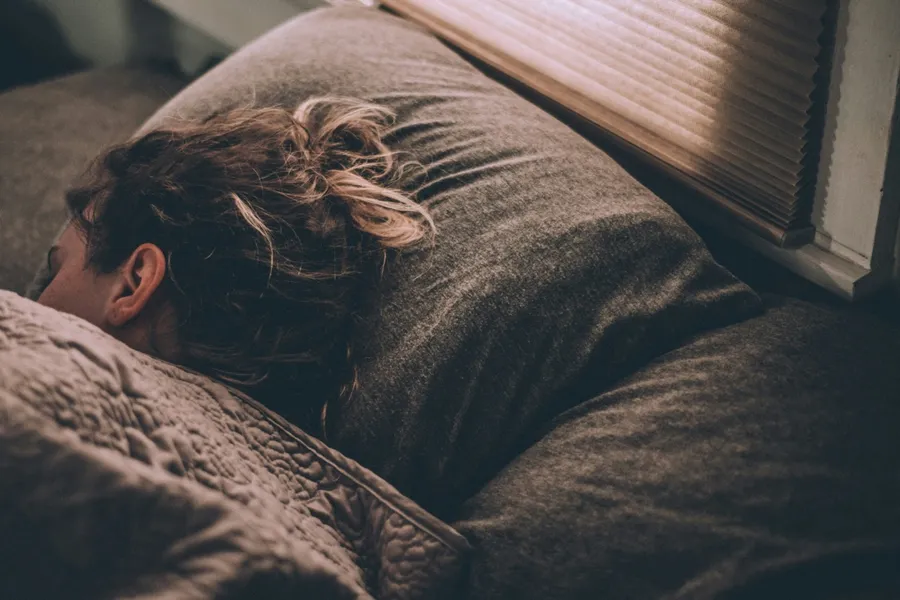 une femme qui dort plaisiblement