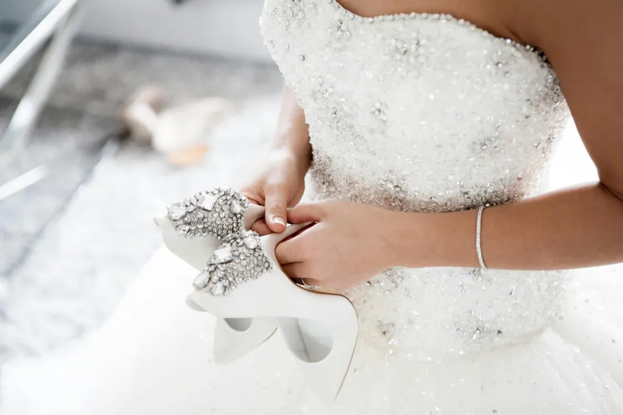une robe de mariée avec des perles et des strass