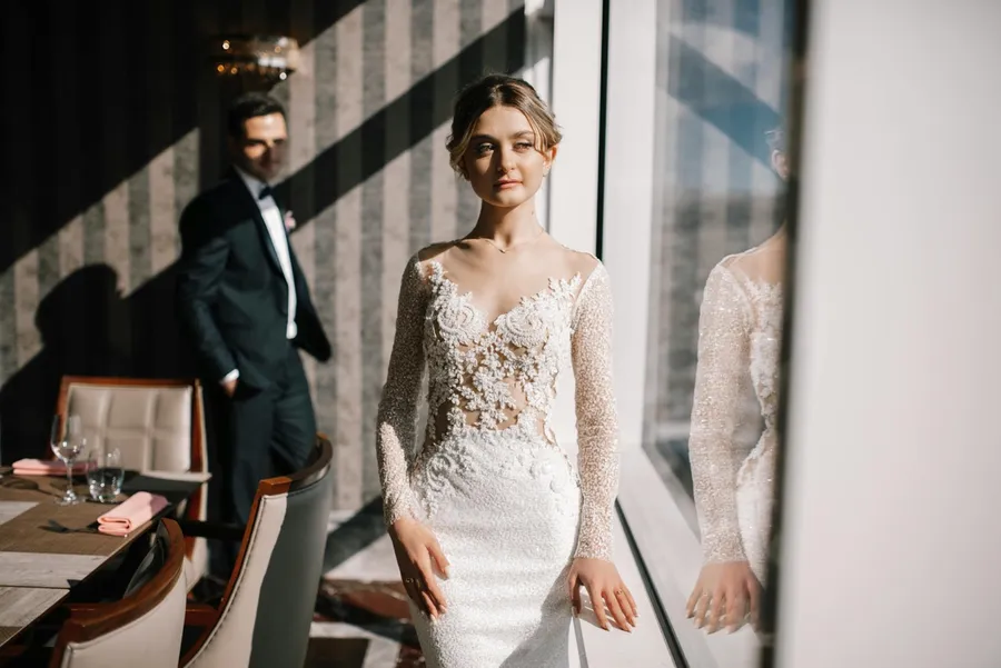 une mariée élégante vêtue de sa robe de mariée blanche