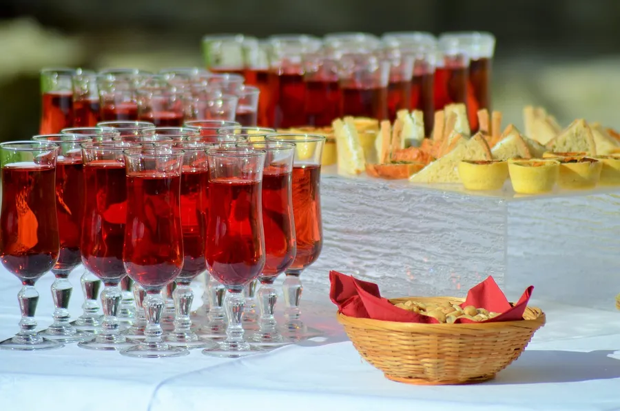 Verres de sangria et petit four pour un cocktail en extérieur